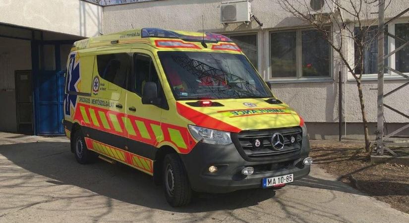 „Infarktusom van!” – váratlanul összeesett egy férfi egy Veszprém vármegyei családi ház udvarán