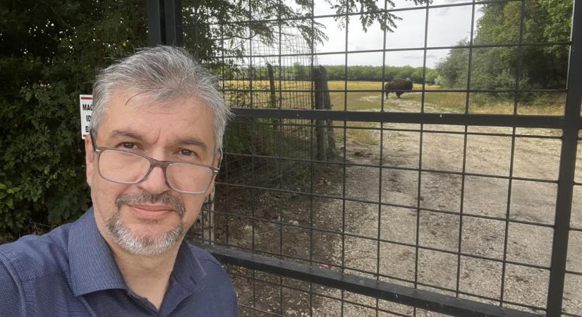 Hadházy Ákos Hatvanpusztán rostokolt – autójának kiszúrták a kerekeit