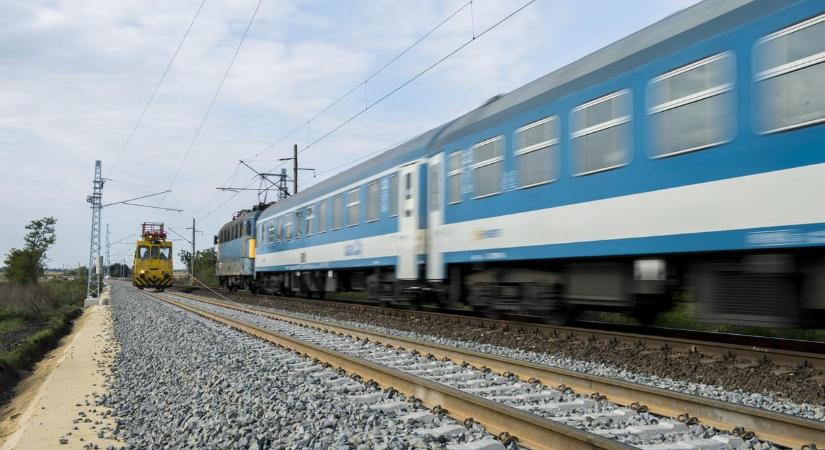 Letört egy áramszedő, leszakadt a vezeték, késnek a vonatok Győr felé