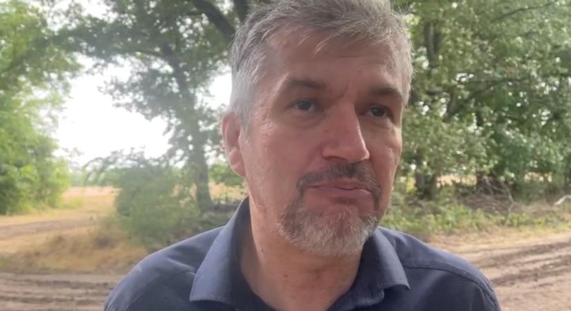 Kiszúrták Hadházy Ákos autójának kerekeit Hatvanpusztán