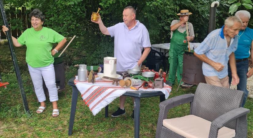 Ebben a táborban még a kenyérre való is helyben készült
