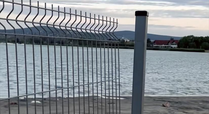 Újra a fürdőzőké a strand, felszámolják a Velencei-tó partján önkényesen felállított kerítést