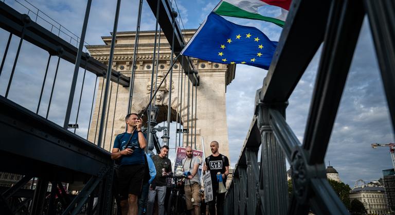 Összetört egy rendőrautó a tüntetésen, nem sokkal azután, hogy a demonstrálók „megidézték Szabó Bálint szellemét”