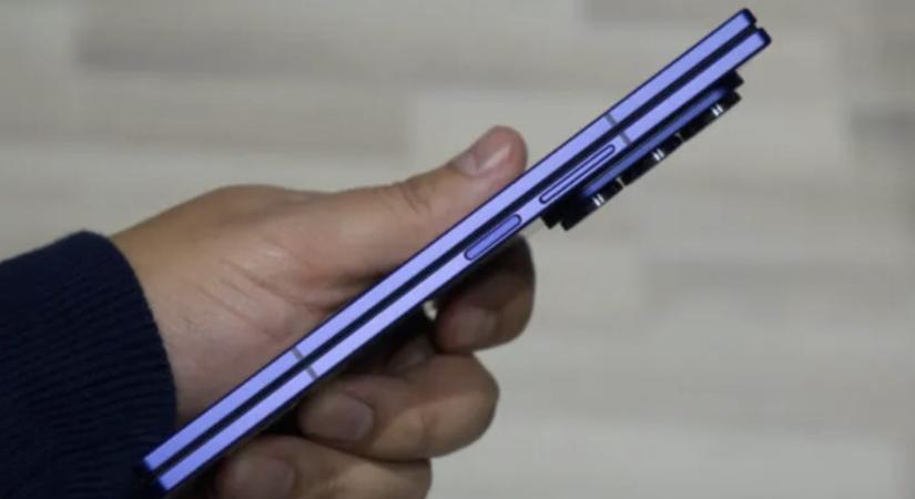 Nehéz kinyitni a Galaxy Z Fold 7-et? Egyesek filléres ragasztószalaggal oldják meg