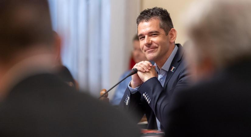 Novák Előd győzelmet hirdetett, miután hivatalosan is megtudta, hogy a BRFK egy hete betiltotta a román szélsőjobb Kossuth téri tüntetését