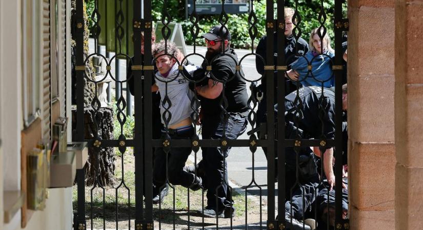 Egy tucatnyi páviánt lőttek agyon a nürnbergi állatkertben