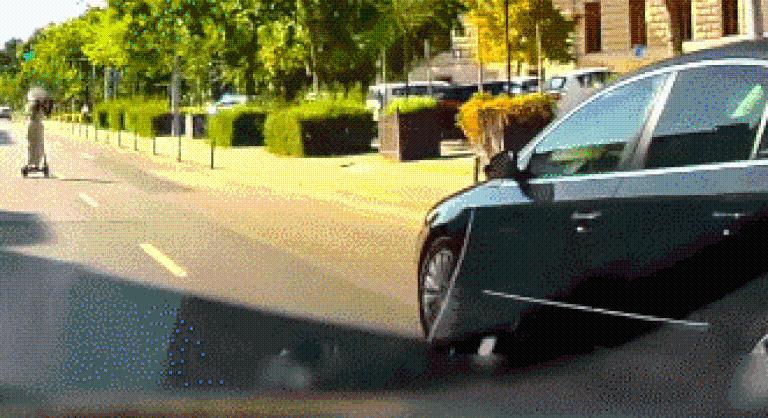 Rolleres miatt tarolta le a kerékpársávot egy autós