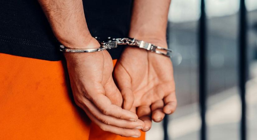 Terhes nőt lökdösött az utcán, majd késelt az ámokfutó