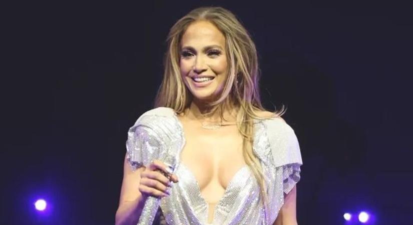 Jennifer Lopezről a színpadon szakadt le a ruha: „Örülök, hogy van rajtam bugyi”