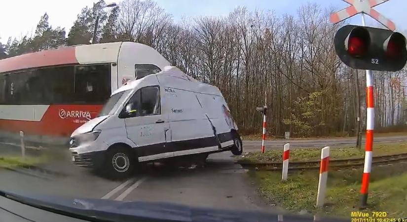 Videón a brutális erejű ütközés, a vonat méterekig vitte a kisbuszt