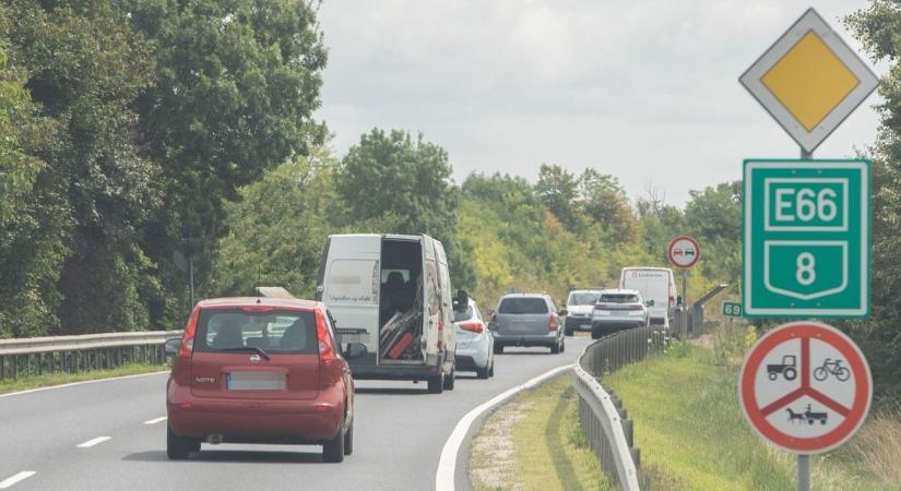 Óriási baleset lehetett volna - nyitott hátsó ajtóval száguldott egy megpakolt kisteherautó