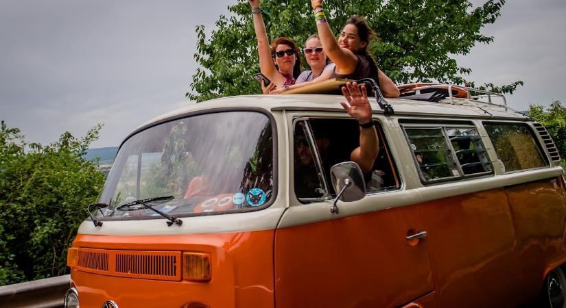 Több száz Volkswagen Transporter találkozott a Művészetek Völgyében