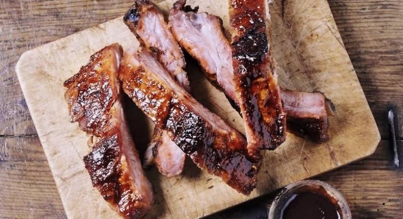 Így lesz tökéletes a BBQ-oldalas: ha ezt a trükköt alkalmazod, grillen is puha, omlós lesz