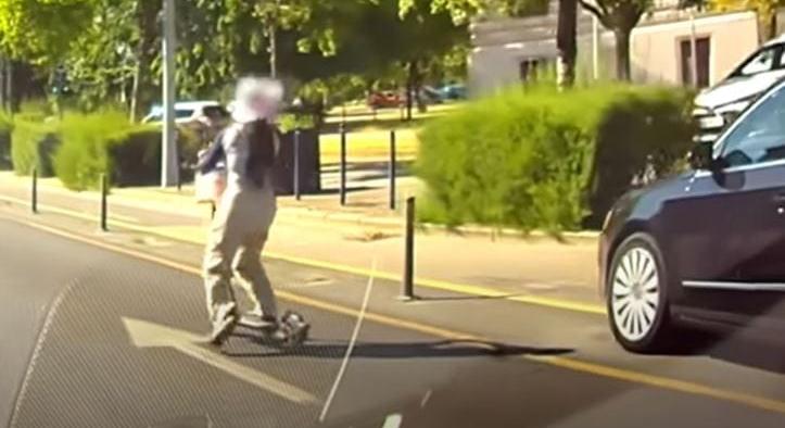 Szabálytalan rolleres miatt kellett nagyot mentenie egy autósnak, a kocsiját sem kímélte – videó