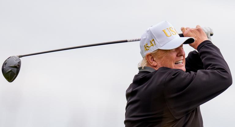 Vadonatúj, páncélozott járművet kapott Donald Trump, hogy kedvenc hobbijának tudjon hódolni