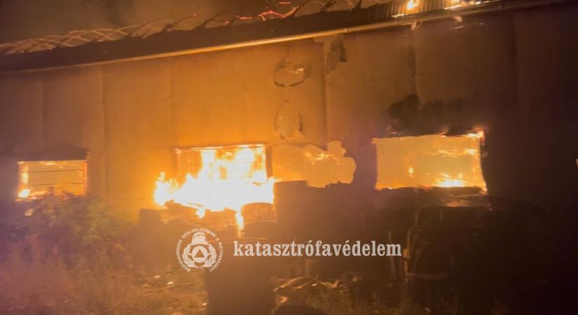 Kigyulladt egy autószerelő műhely Debrecenben