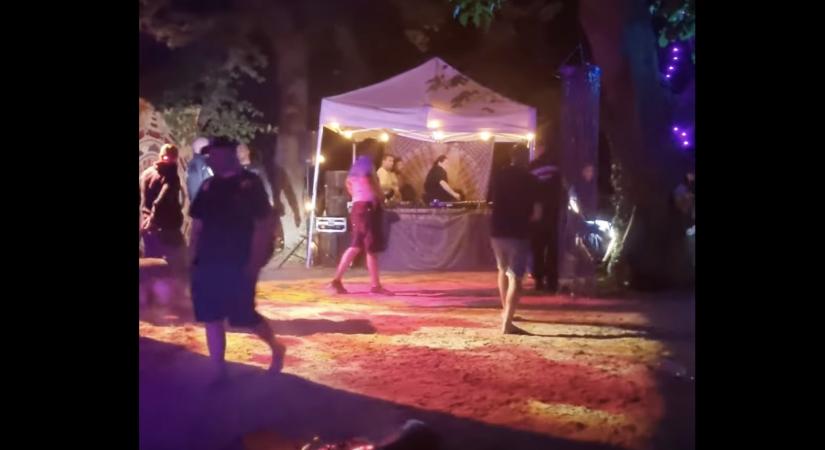 Állítása szerint órákig térdepeltették hátrabilincselt kézzel a gödi drograzzián előállított egyik férfit