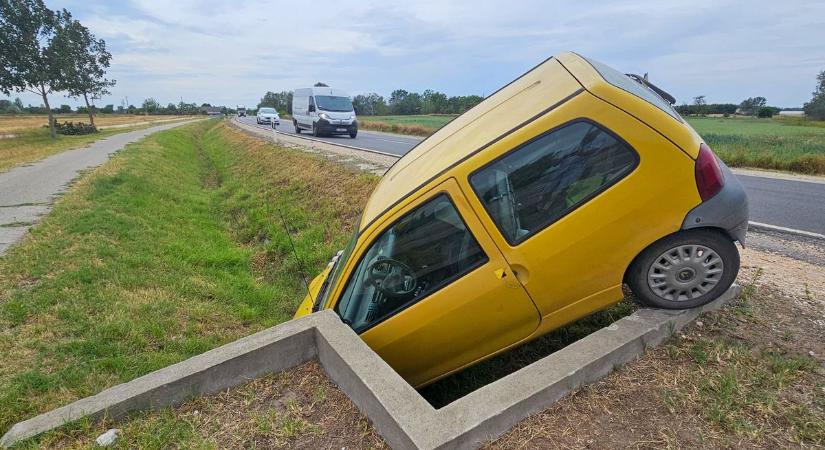 Hídfőnek csapódott egy autó Böhönyén