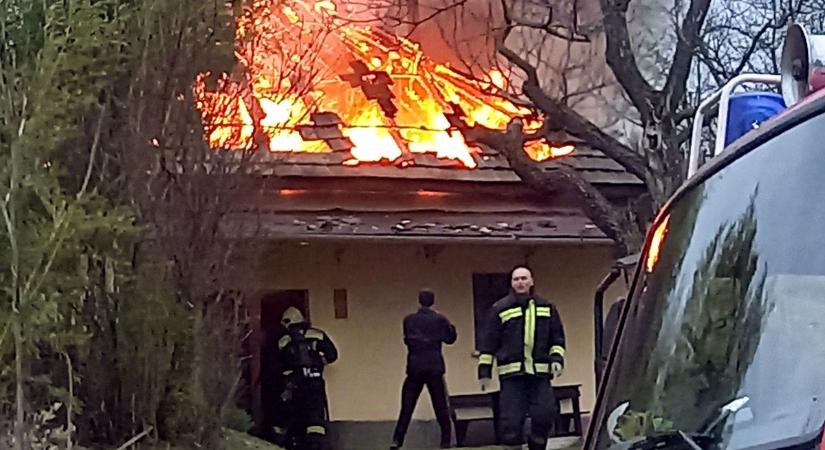 Rettenetes tűz Barcson: lángolt az egész szoba és a mennyezet is
