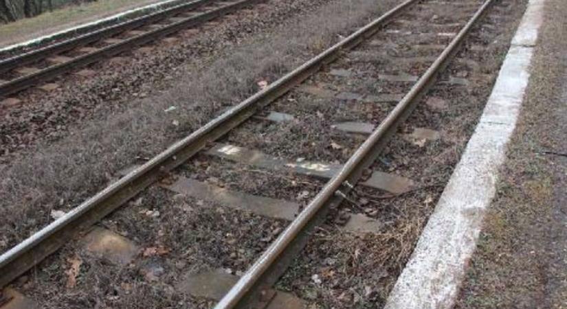 Több méter kábelt lopott el a vasúti átjáróból, veszélybe sodorva mások életét