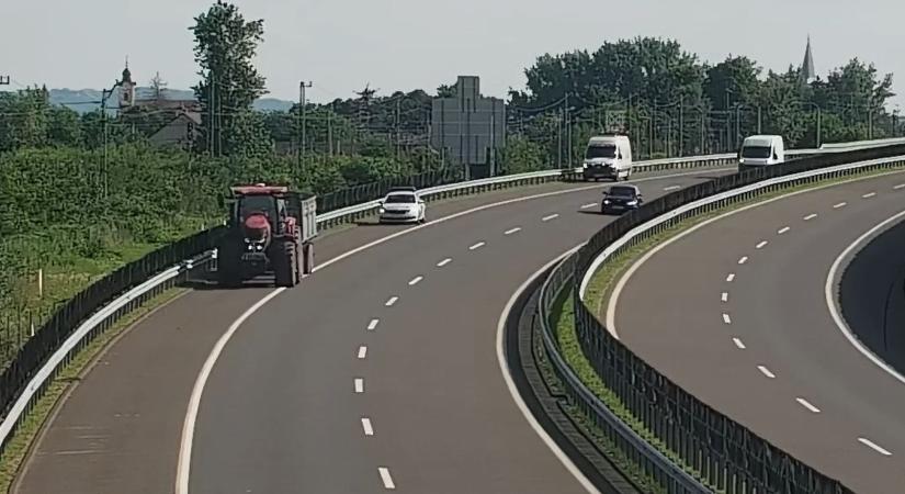 Traktorral hajtott fel az M30-as autópályára