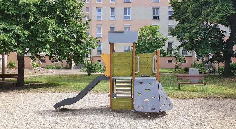 Megújulnak Baja játszóterei, újdonságok várják a kicsiket a város több pontján