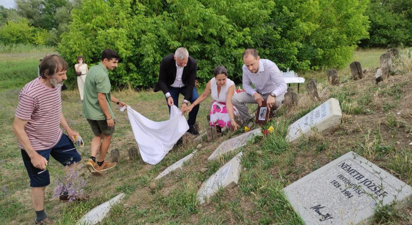 Emléktáblát kapott Erdős Péter a mártélyi Festők dombján