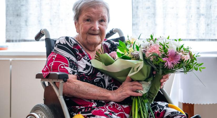 Zafírdiplomával ismerte el a Széchenyi István Egyetem a 99 éves egykori tanítót