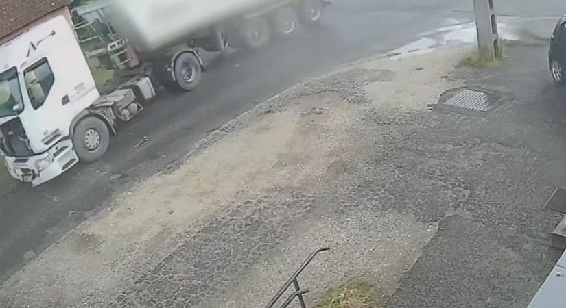 Alig hitt a szemének az oktató, amikor meglátta, mekkora baleset történt Hajdúnánáson – videóval