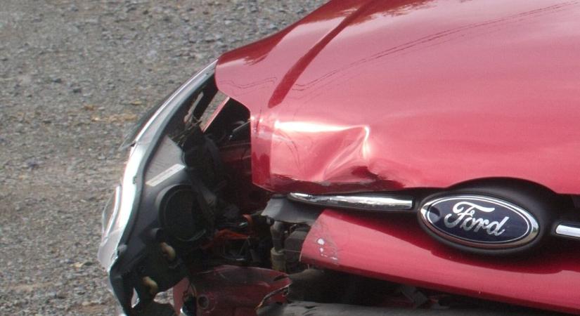 Fordnak ütközött a sofőr Győrben, cetlit sem hagyott hátra