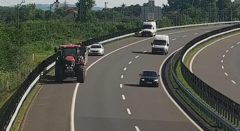 Traktor kóricált az M30-ason, a rendőrök tessékelték le