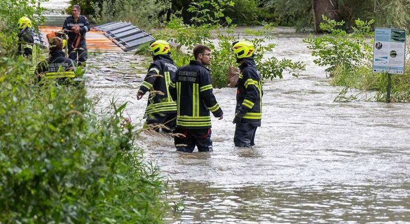 Tűzoltók mentették ki anyát és fiát a Dunából