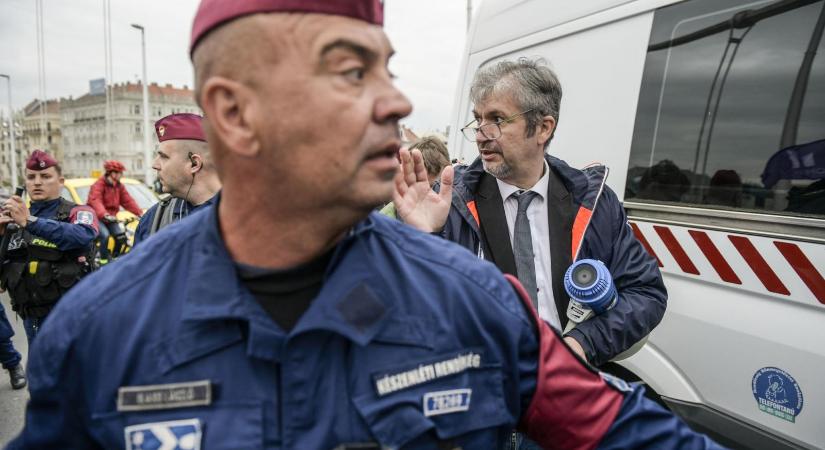 Egyelőre nem tudja a rendőrség, ki szúrta ki Hadházy Ákos autójának kerekeit Hatvanpusztán