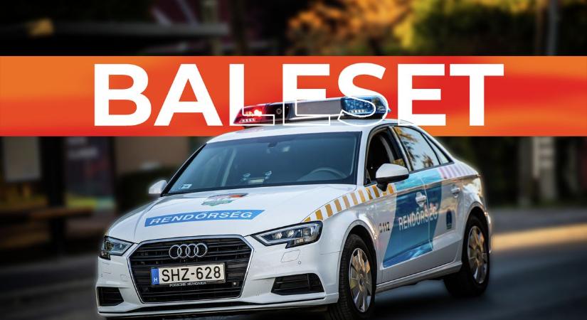Kamionnal ütközött egy autó Hódmezővásárhely mellett, teljesen lezárták a Kutasi utat