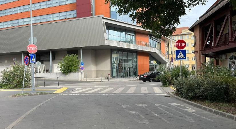 Ejnye már: középső ujjal érvelt a fiatal rolleres nő Debrecenben – kijózanító, ahogy most kiosztották