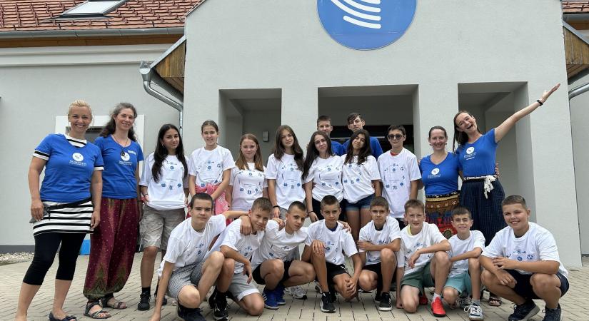 A székelyföldi természeti katasztrófa által érintett gyermekek táboroznak az Ökumenikus Segélyszervezet táborában