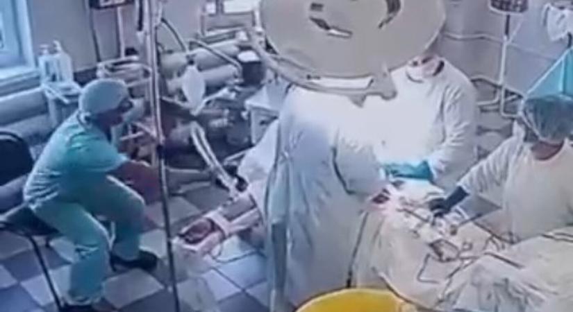 Kezeikkel óvták a földrengés alatt operált beteget az orosz műtősök (VIDEÓ)