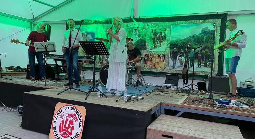 Gyógyíthatatlan Illés-rajongókat vár a Bakony, hatalmas buli lesz a vár alatt ( videó)