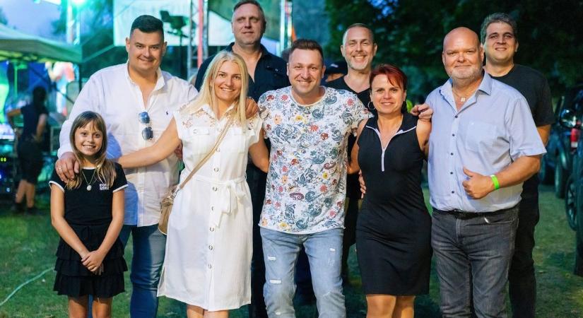 Dombori: Zsikó Zoltánék a V-teches Kefirrel fotózkodtak