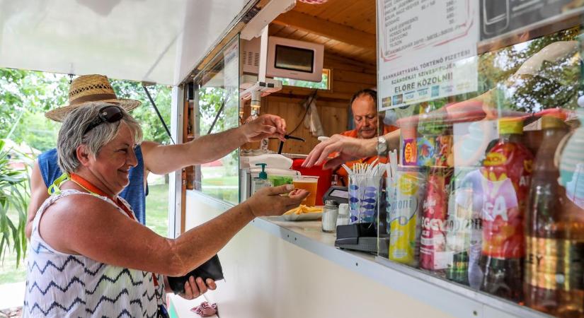 Strandbüfékre és fagyizókra csaptak le: 11-et be is zártak, a Balaton sem úszta meg