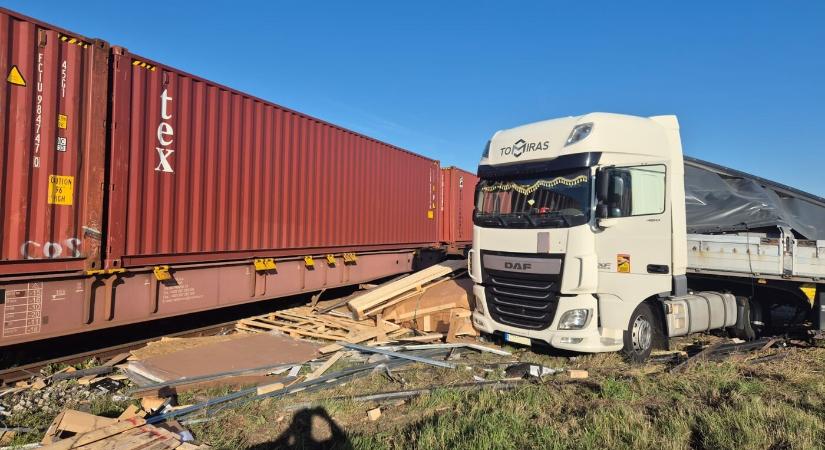 Teherautó és vonat ütközött a nemesócsai vasúti átkelőnél (FOTÓK)