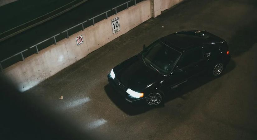 Új módszerrel próbálkoznak az autótolvajok – jár a motor, mégis kihúzzák alólad egy pillanat alatt