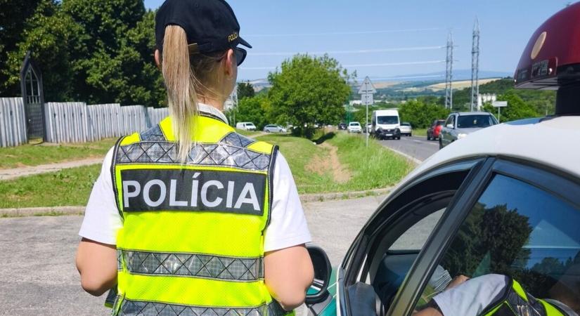 Rendőrök mentettek meg egy férfit, aki a vonat elé akart vetni magát