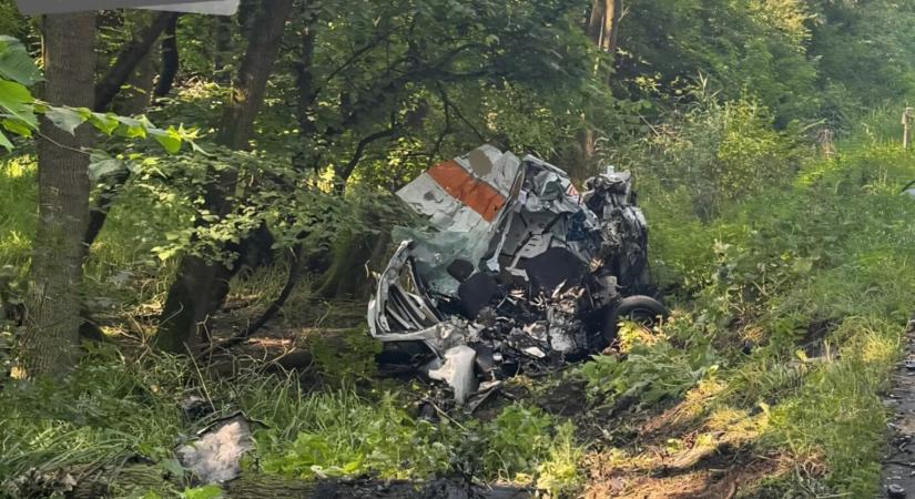 TRAGÉDIA: Furgon és kamion ütközött, egy 34 éves férfi a helyszínen életét vesztette (FOTÓK)