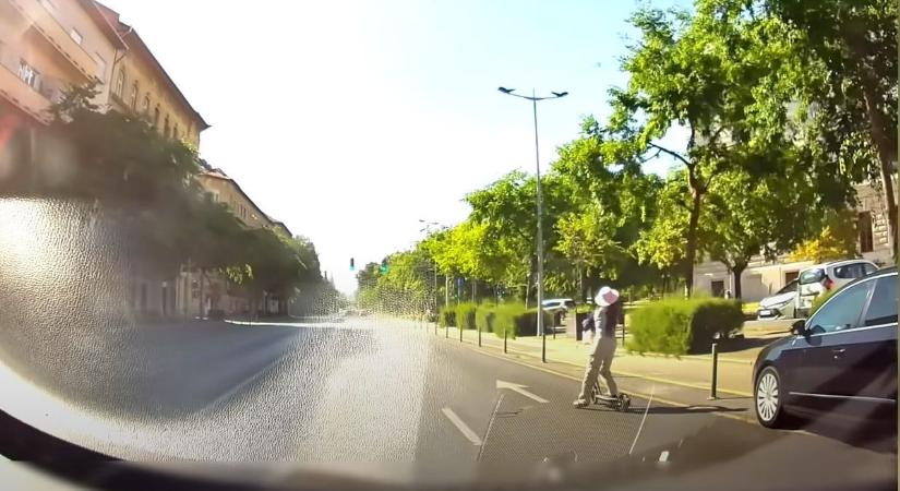 Rolleres lány miatt söpörte el az oszlopokat egy autós az Üllőin - VIDEÓ