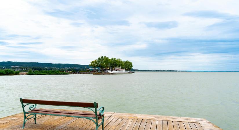 Hűs nyári esték a Balatonnál – így teremthet igazi otthoni komfortot a nyaralójában is