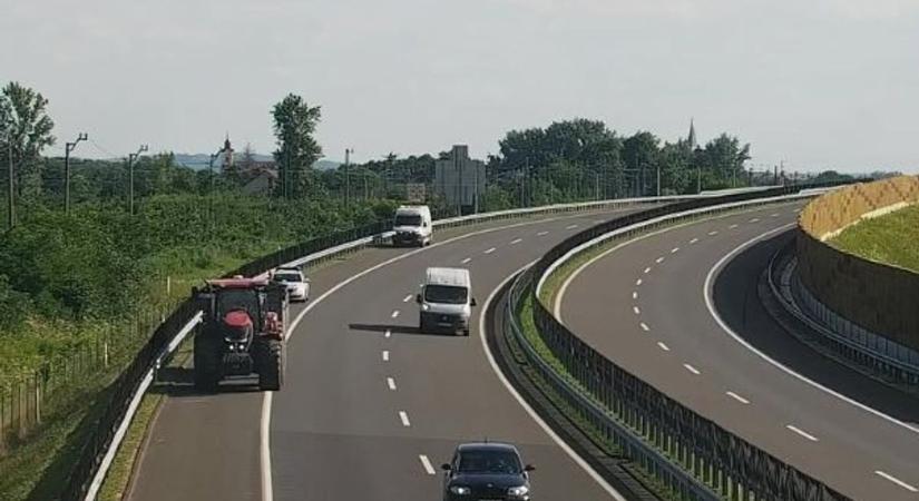 Még ilyet! Rendőri felvezetést kapott a traktoros az M30-ason - videó