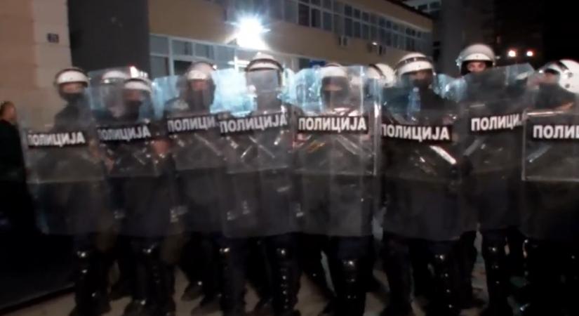 Gumibottal ütöttek meg egy operatőrt a szerb rendőrök