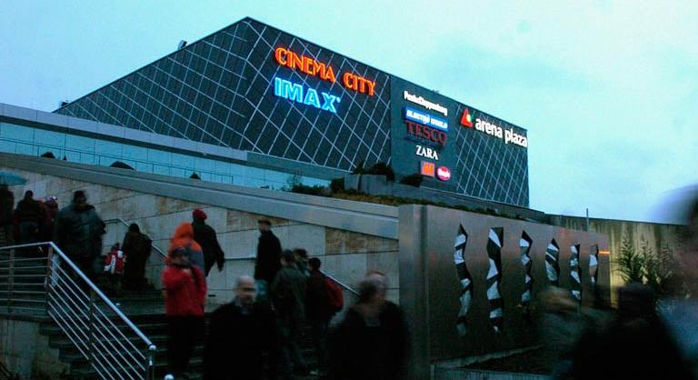 Lángok csaptak fel az Arena Mall-ban, a katasztrófavédelem már a helyszínen van