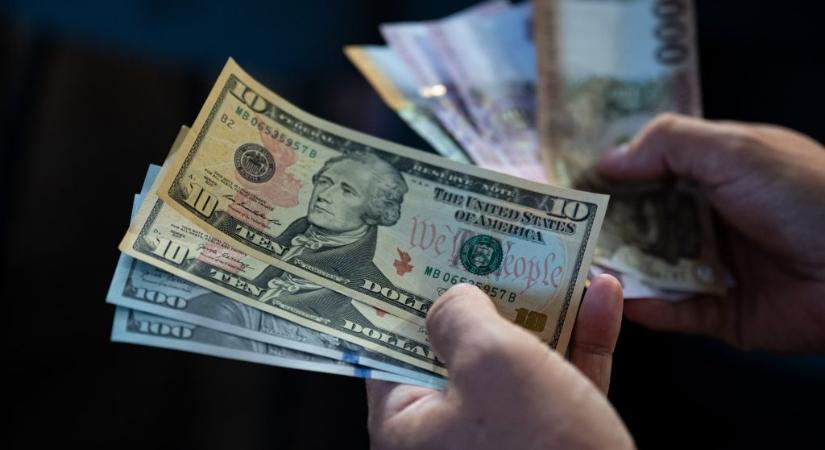 Kilőtt a dollár-forint árfolyam